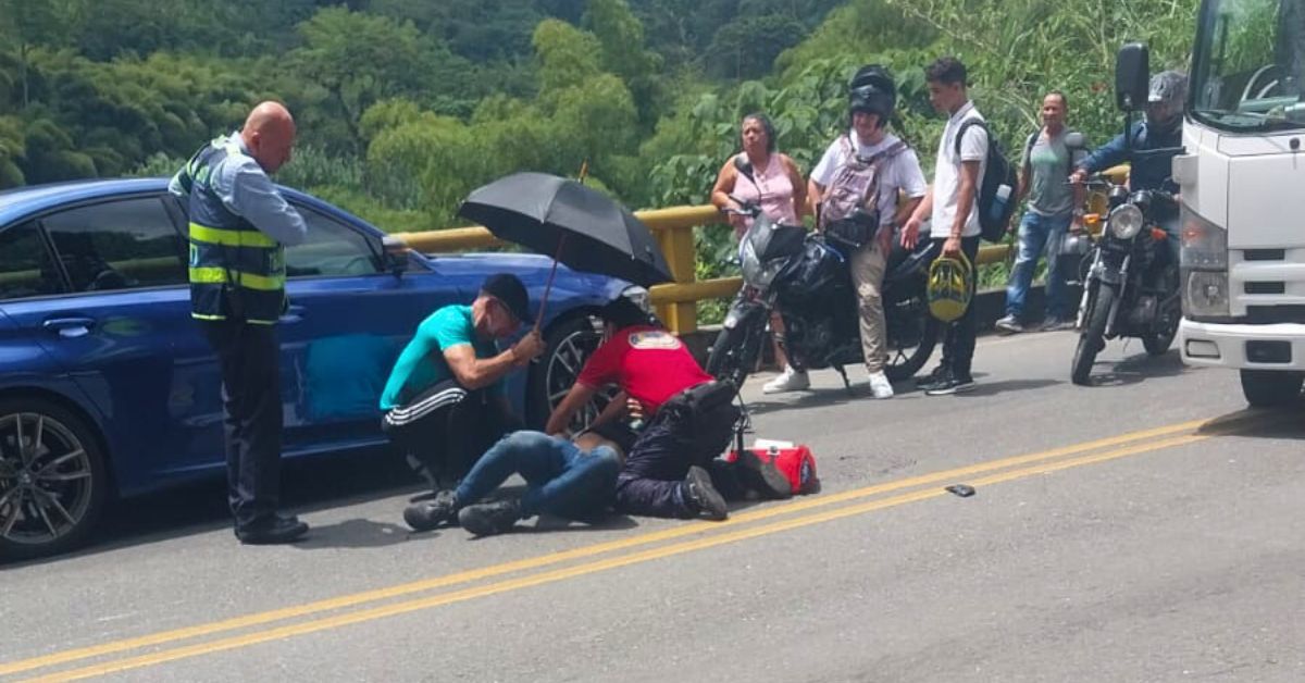 Accidente en la vía Calarcá Armenia dejó un motociclista lesionado