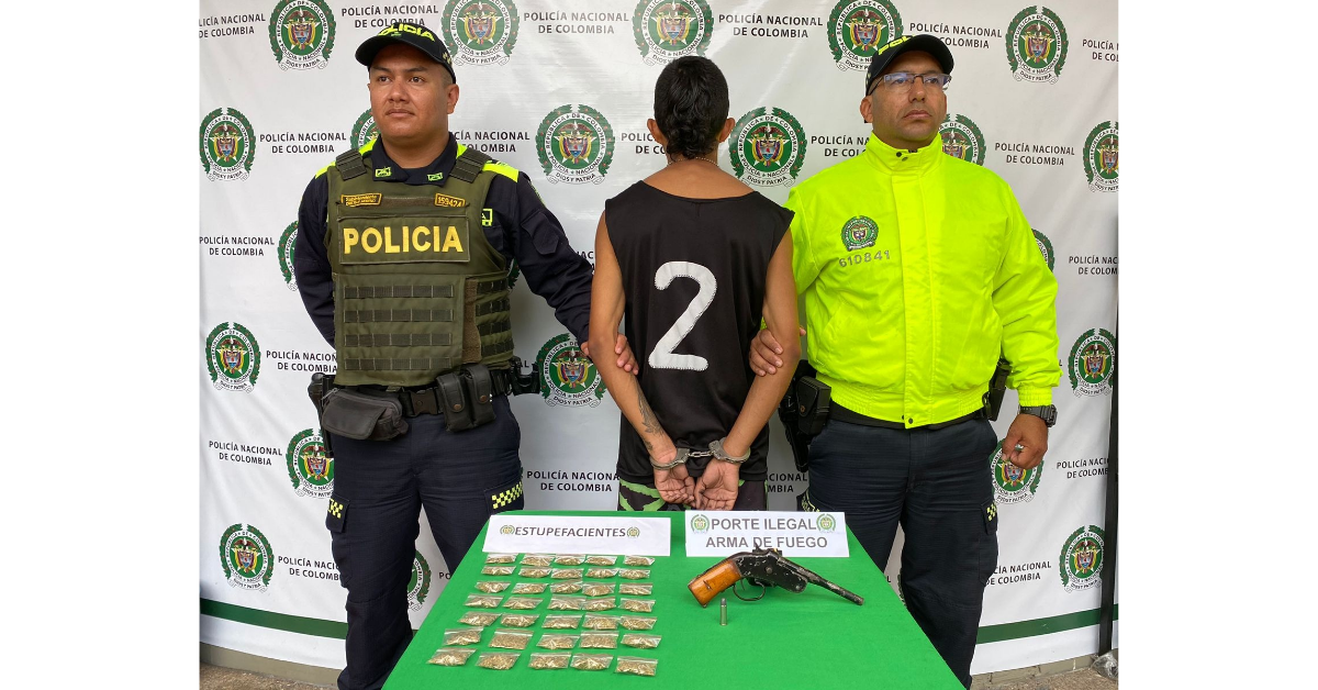 Joven de 18 años fue capturado con un arma de fuego y varias dosis de ...