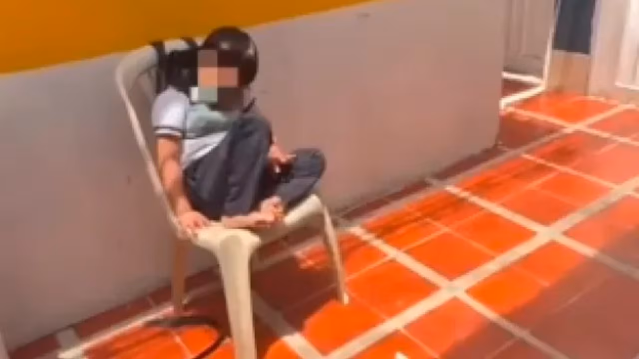 ¡Indignante! Amarraron a un niño de 5 años a una silla porque regó la comida en un jardín infantil
