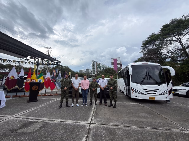 ¡Seguridad reforzada! Entregan vehículos tácticos y buseta al Ejército Nacional con recursos del FONSET