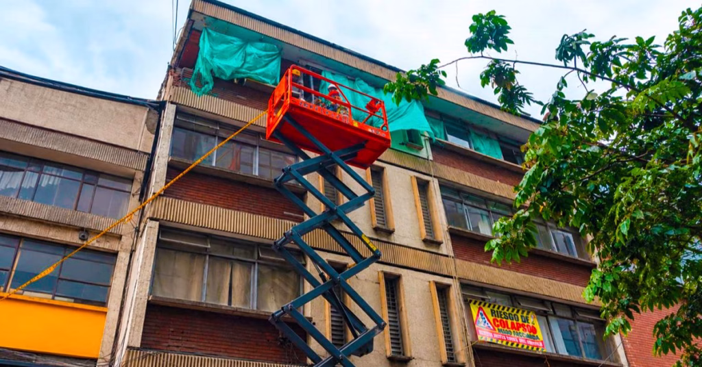 En Armenia se retiran fachadas peligrosas tras el terremoto para proteger la vida de sus ciudadanos