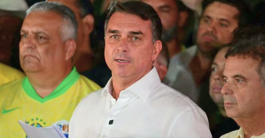Estados Unidos anuncia que acogerá a Flávio Bolsonaro y a su familia tras salir de Brasil