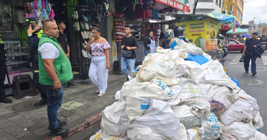 El problema que persiste en Armenia: retiran escombros y vuelven a aparecer en las calles