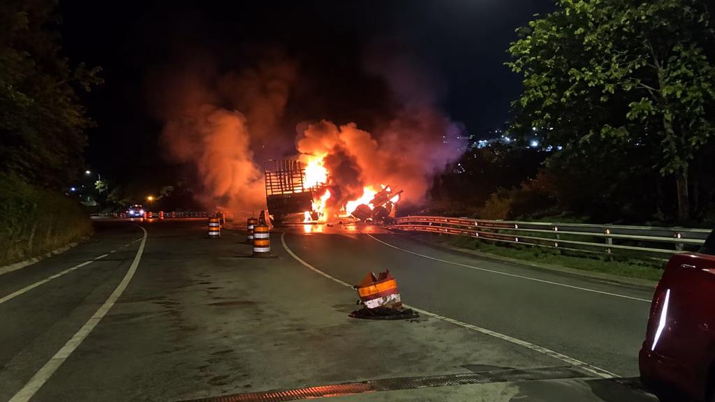 ¡Momento de terror! Tractocamión choca y se incendia en el puente Helicoidal dejando tres heridos en la vía La Línea